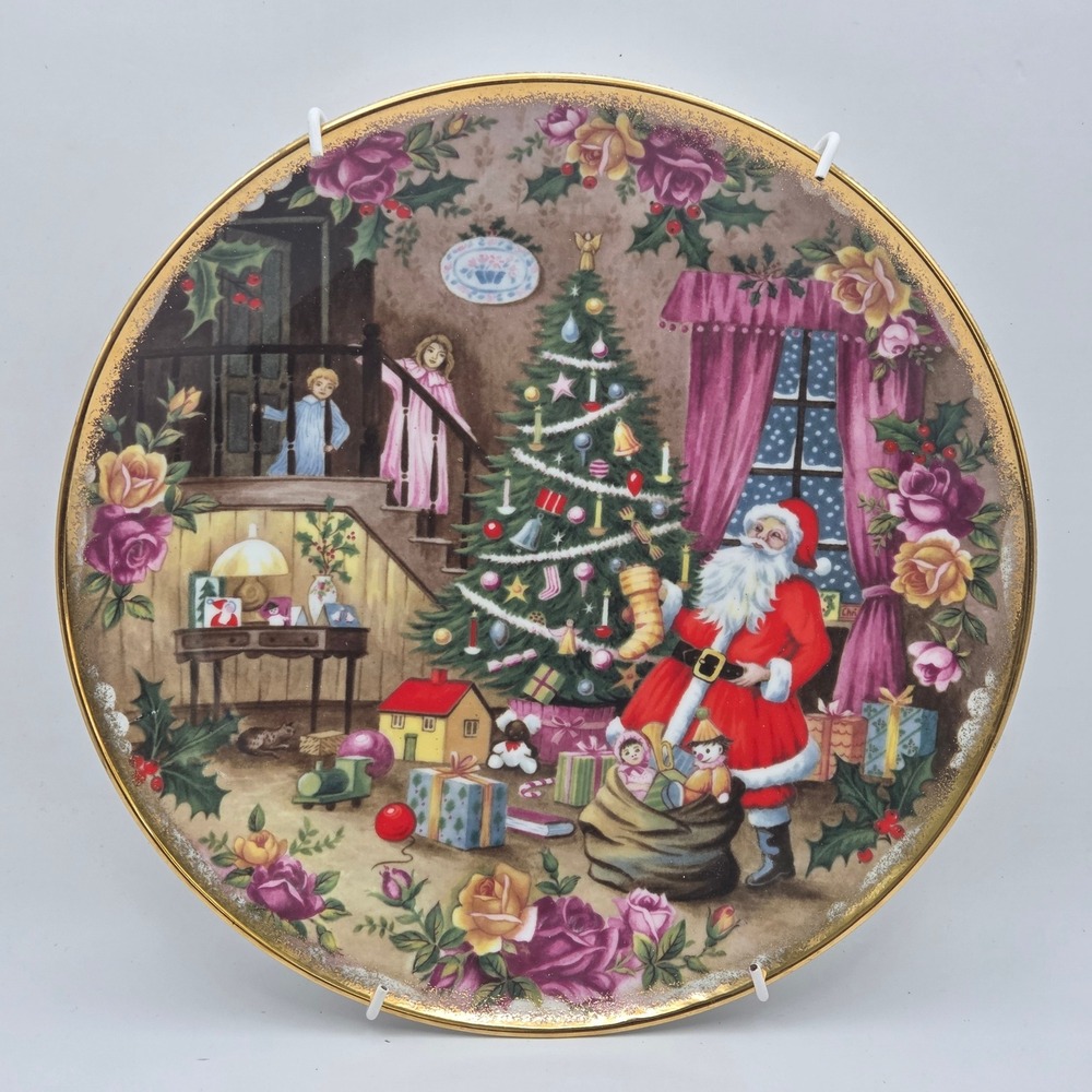 Royal Albert 1986 Christmas Santa Claus Bone China Decorative Plate England 8.25